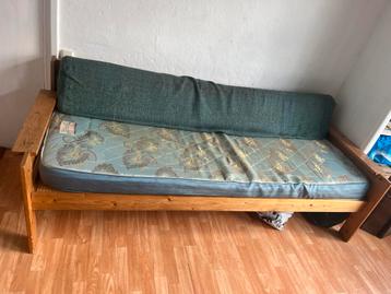 Houten slaapbank bed handgemaakt inclusief matras en kussen beschikbaar voor biedingen