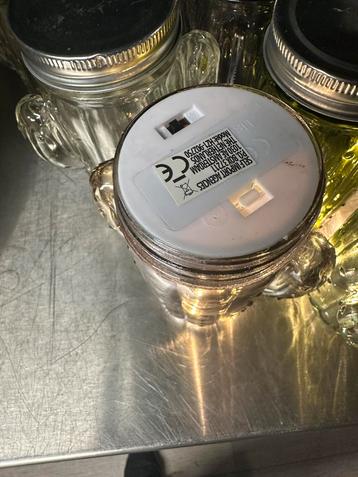Potten met draaideksel en verlichting beschikbaar voor biedingen