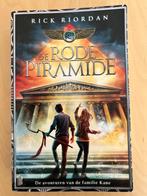 De rode piramide van Rick Riordan - zgan, Ophalen of Verzenden, Zo goed als nieuw, Rick Riordan