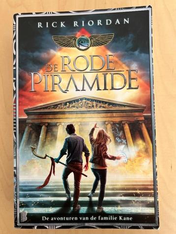 De rode piramide van Rick Riordan - zgan beschikbaar voor biedingen