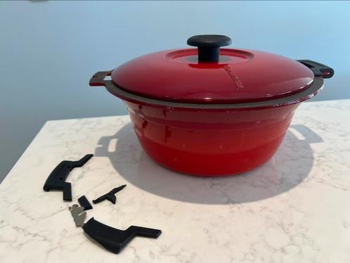 Cousances Raymond Loewy 29 cm kersenrood met schade, Huis en Inrichting, Keuken | Potten en Pannen, Gebruikt, Koekenpan of Braadpan
