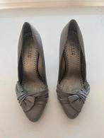 Pumps zilvergrijs maat 37, Ophalen of Verzenden, Zo goed als nieuw, Grijs