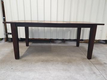 Prachtige koloniale eettafel. Het kan geleverd worden. beschikbaar voor biedingen