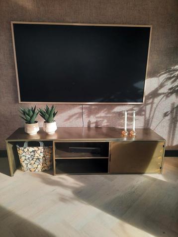 Stijlvolle TV-kast beschikbaar voor biedingen
