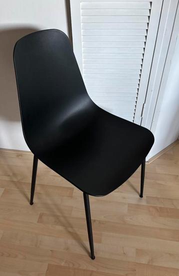 Twee leuke zwarte stoelen  beschikbaar voor biedingen
