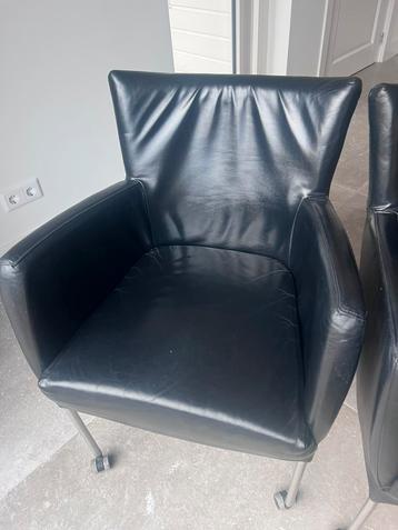 4 zwart leren kuipstoelen op wieltjes. beschikbaar voor biedingen