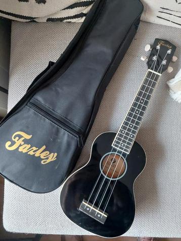 Fazley Ukulele Zwart zgan met tas. beschikbaar voor biedingen