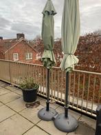 2 groene parasols met betonvoet, Tuin en Terras, Parasols, Ophalen, Gebruikt, Kantelbaar, 1 tot 2 meter