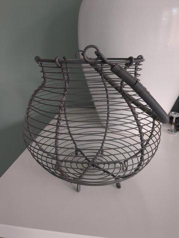 Eiermand draadmand metalen brocante beschikbaar voor biedingen
