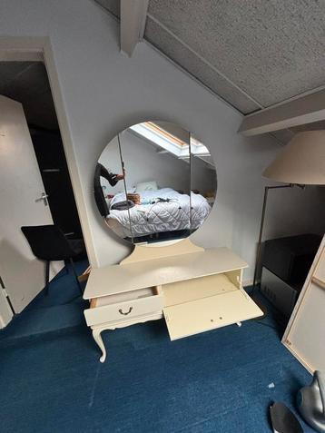 Kaptafel met sierlijke poten! beschikbaar voor biedingen