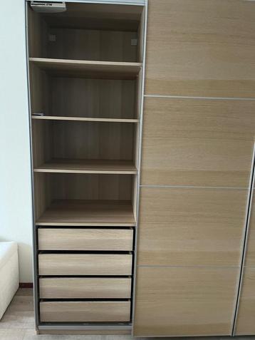 Mooie kledingkast met schuifdeuren