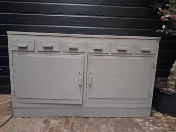Grijze vintage kast met lades en deuren beschikbaar voor biedingen