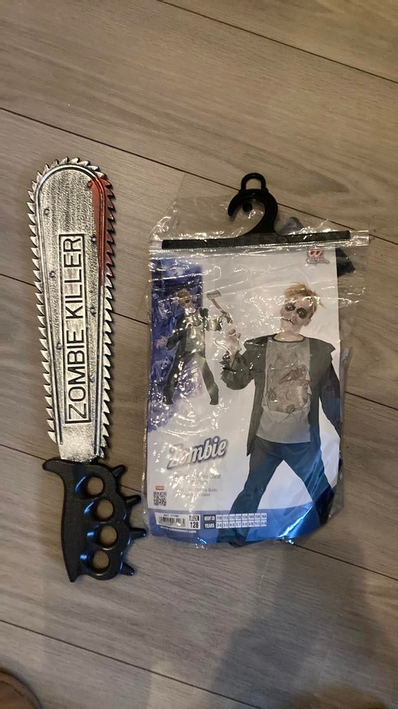 Zombi kostuum + kettingzaag carnaval maat 128, Ophalen of Verzenden, Zo goed als nieuw, 122 t/m 128, Jongen of Meisje