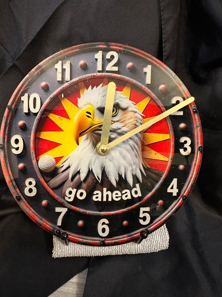 Wandklok Adelaar Voetbal - Ga Vooruit!, Huis en Inrichting, Woonaccessoires | Klokken, Nieuw, Wandklok, Analoog, Ophalen of Verzenden