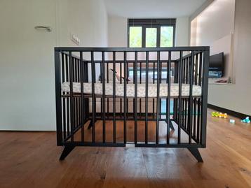 Zwarte box van Bopita inclusief matras  beschikbaar voor biedingen