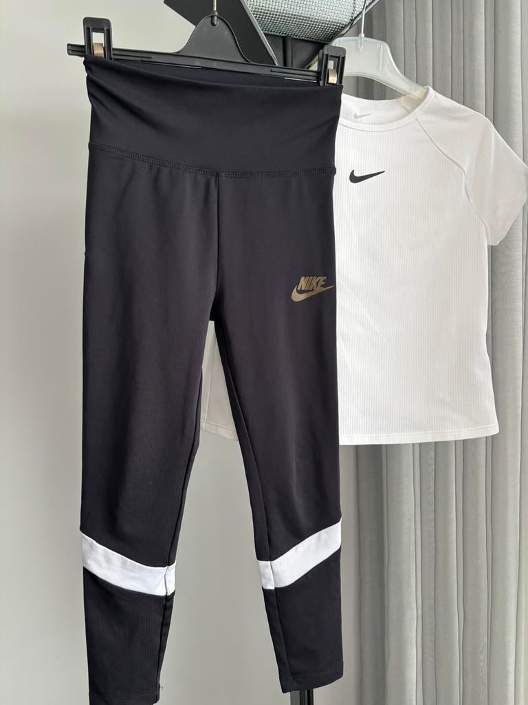 Sportsetje NIKE maat128 ALS NIEUW, Kinderen en Baby's, Kinderkleding | Maat 128, Ophalen of Verzenden, Zo goed als nieuw, Meisje