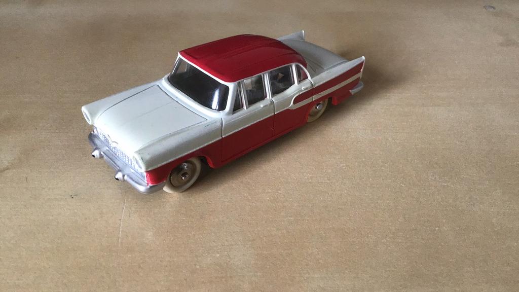DINKY TOYS SIMCA CHAMBORD GLOEDJENIEUW DAT WILT U TOCH ? Ok, Ophalen of Verzenden, Zo goed als nieuw