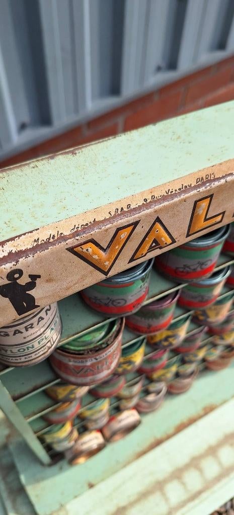 Display incl. 48 verfblikjes Valentine, uit 60'r/70'r jaren., Gebruikt, ., ., .