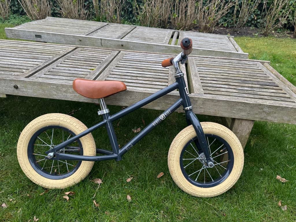 Rebelkidz loopfiets donkerblauw, Ophalen, Zo goed als nieuw, Loopfiets
