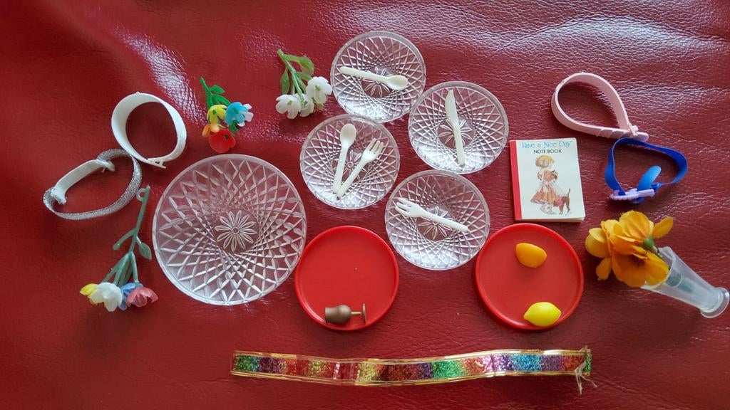 Vintage Barbie Sindy Fleur Tienerpop bloem vaas riem servies, Ophalen