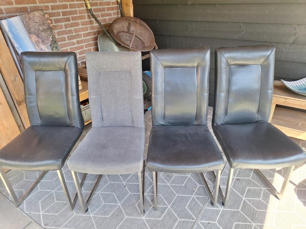 4 Henders & Hazel eetkamerstoelen: 3x zwart leer, 1x grijs, Huis en Inrichting, Stoelen, Ophalen