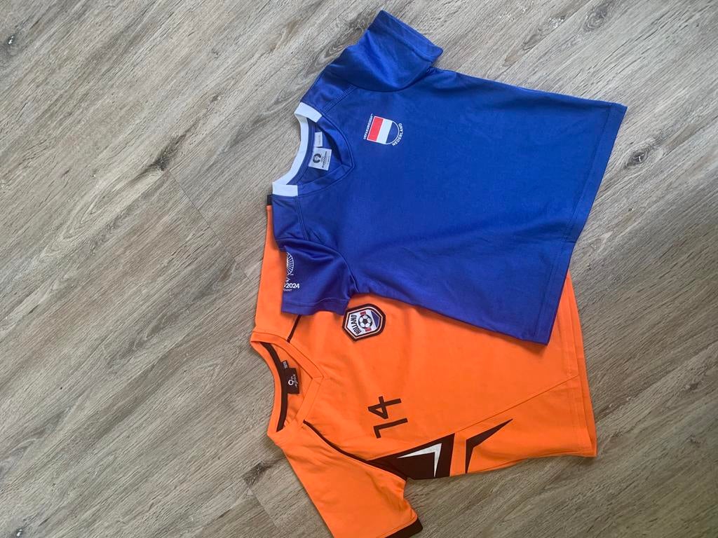 2 Voetbalshirts maat 110/116 valt als 104, Kinderen en Baby's, Ophalen of Verzenden, Zo goed als nieuw, Jongen of Meisje, Jas