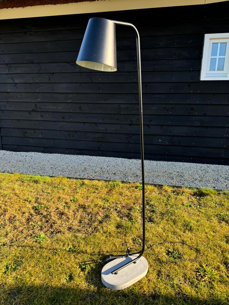Vloerlamp staande lamp zwart staal beton, Huis en Inrichting, Lampen | Vloerlampen, Ophalen, Gebruikt, Metaal, 150 tot 200 cm