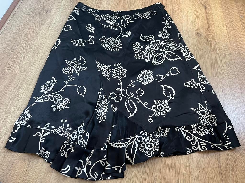 Bellissima zwarte nette chique rok 42 bloemen, Kleding | Dames, Zwart, Maat 42/44 (L), Ophalen of Verzenden, Zo goed als nieuw