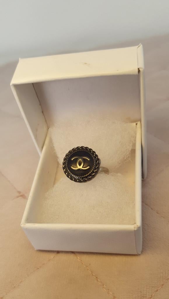 Ring vervaardigd met autentieke Chanelknoop .( moederdag! ), Ophalen of Verzenden, Zilver, Overige merken