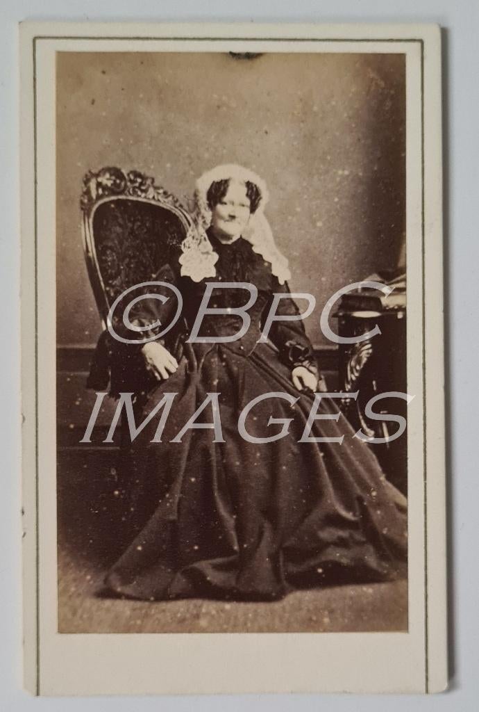 cdv vrouw wit lang kanten kapje zittend Amsterdam 1870's, Gebruikt, Verzenden, Foto, Voor 1940
