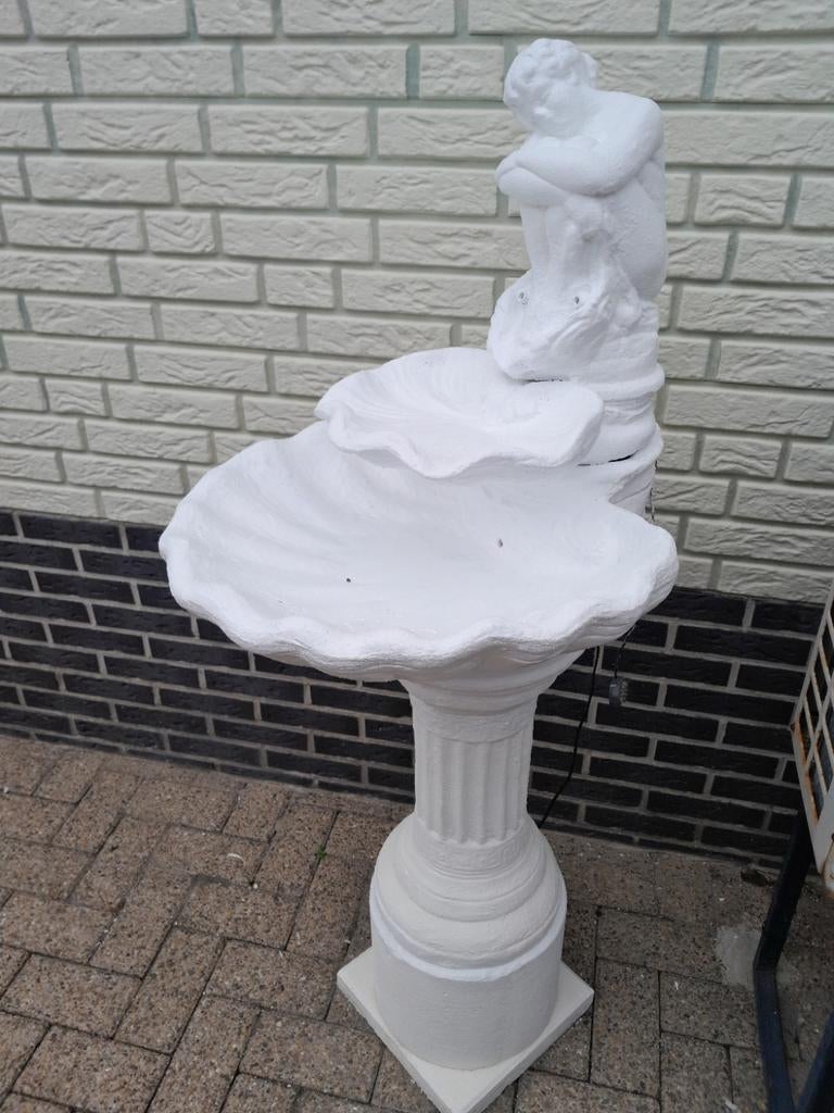Te koop Mooi Waterornament

Van beton, Tuin en Terras, Ophalen