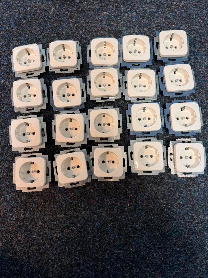 20 inbouw stopcontacten busch jeager schakelaars dubbel enke, Doe-het-zelf en Verbouw, Elektra en Kabels, Zo goed als nieuw, Stopcontact