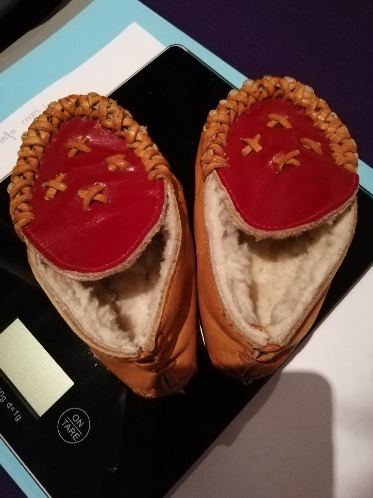 Originele leren gevoerde babyslofjes maat M - L, ZGAN, Slofjes, Vintage, chinese origine, Meisje, Ophalen of Verzenden