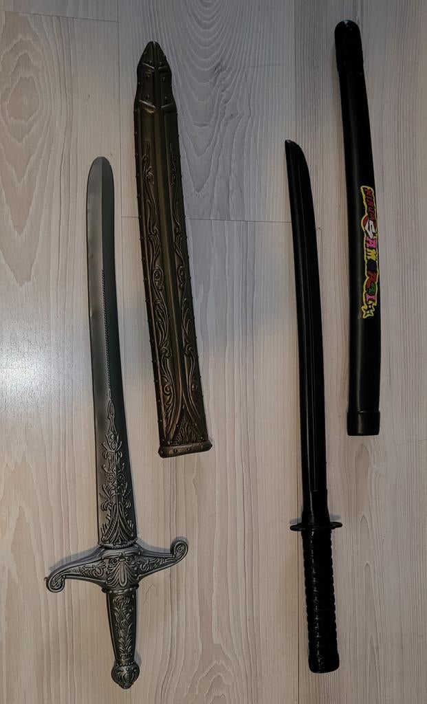 Zwaarden Speelgoed & Costuum, Hobby en Vrije tijd, Kostuums, Theaterbenodigdheden en LARP, Verzenden, Zo goed als nieuw