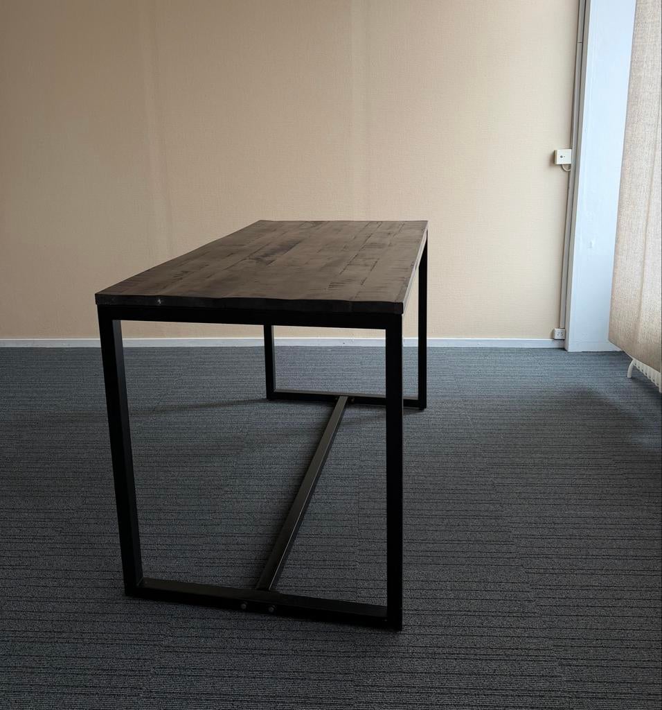 Hoge tafel met zwarte metalen poten en zwart houten blad, Ophalen, Gebruikt, Metaal