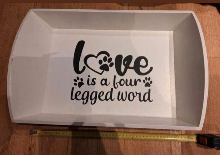 Dienblad wit met tekst 'Love is a four legged word', Huis en Inrichting, Woonaccessoires | Dienbladen, Gebruikt, Hout, Rechthoekig