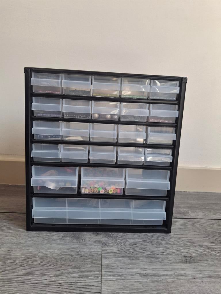 Ladekast met kralen als inhoud, Ophalen, Gebruikt, Kraal