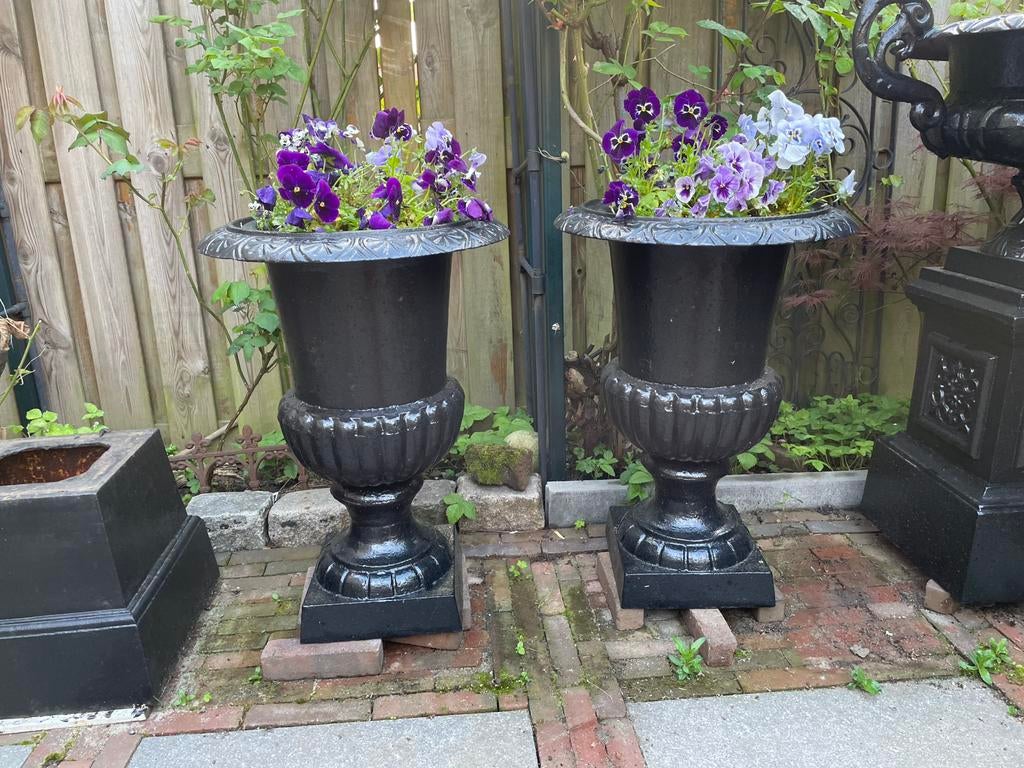 2 gietijzeren tuinvazen bloempotten, Ophalen