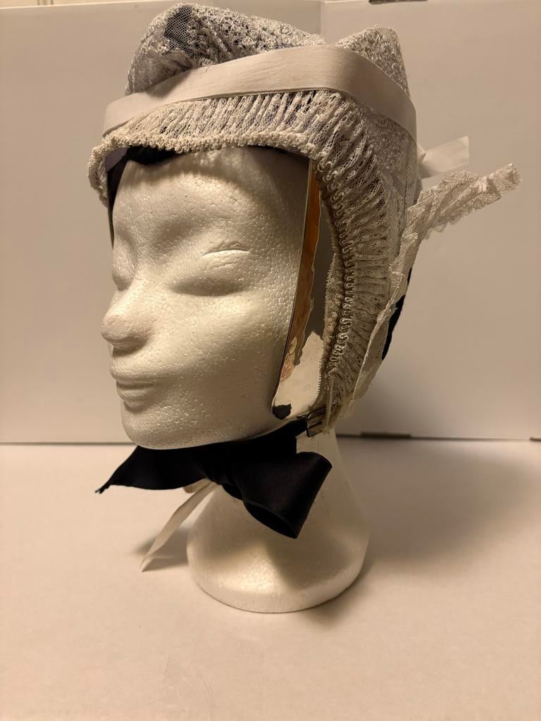 Zilveren Staphorster Oorijzer met kanten muts, Antiek en Kunst, Antiek | Kleding en Accessoires, Ophalen, Dames