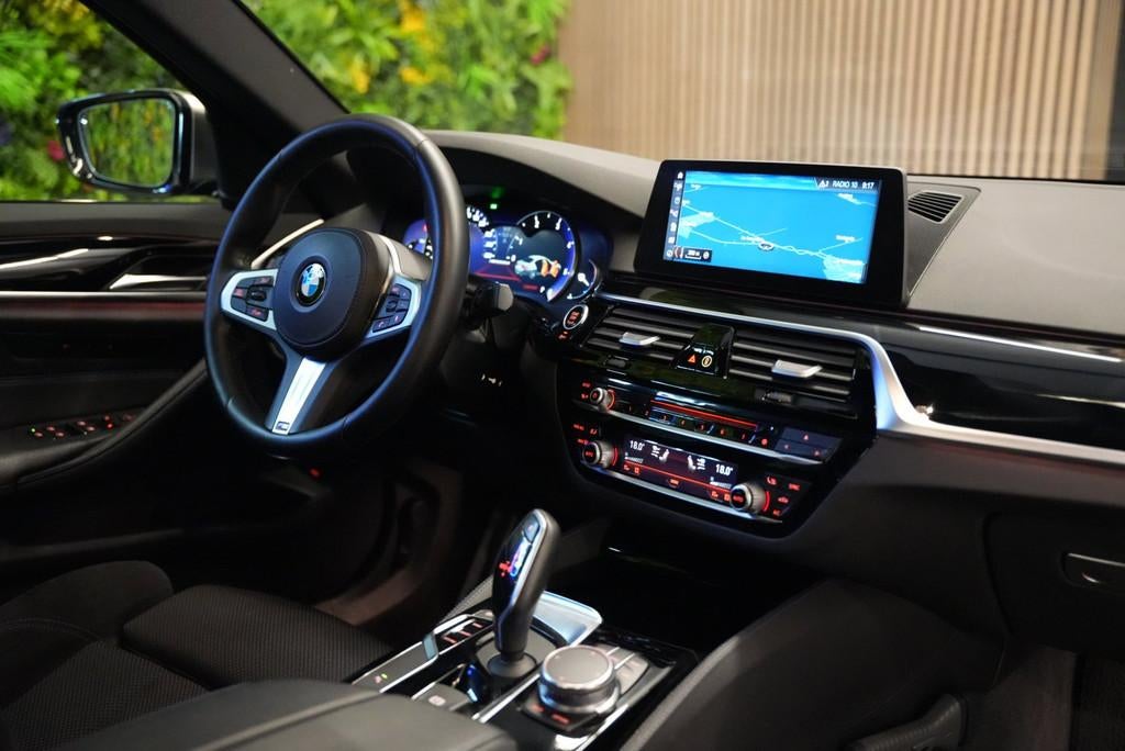 BMW 5-serie M550d xDrive M-Sport / HUD / Memory / PDC / Crui, Auto's, Automaat, Gebruikt, 2993 cc, 2000 kg