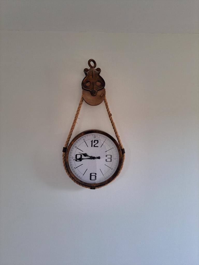 Wandklok met touw en houten details, Ophalen, Wandklok