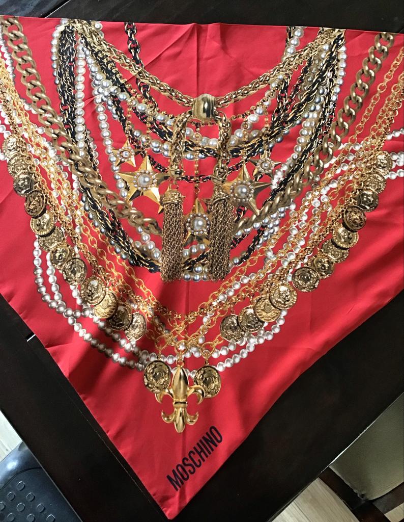 Jaren 80 zijden sjaal van MOSCHINO, Ophalen of Verzenden, Zo goed als nieuw