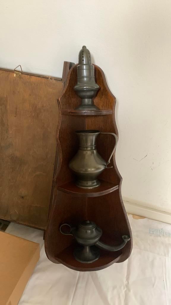 Tinnen wierookbrander, olielamp en schenkkan in kastje, Antiek en Kunst, Antiek | Tin, Ophalen of Verzenden