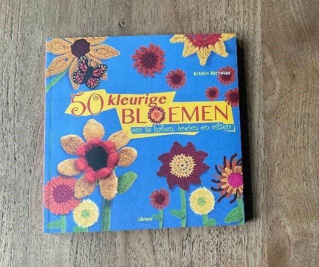 50 kleurige bloemen haken breien vilten hobbyboek, Hobby en Vrije tijd, Breien en Haken, Nieuw, Breien of Haken, Patroon of Boek