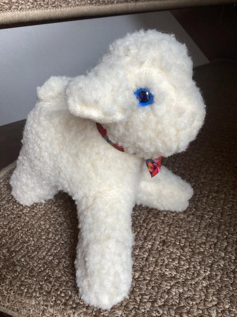 Wit lammetje knuffel met strikje, Ophalen of Verzenden, Zo goed als nieuw, Overige typen