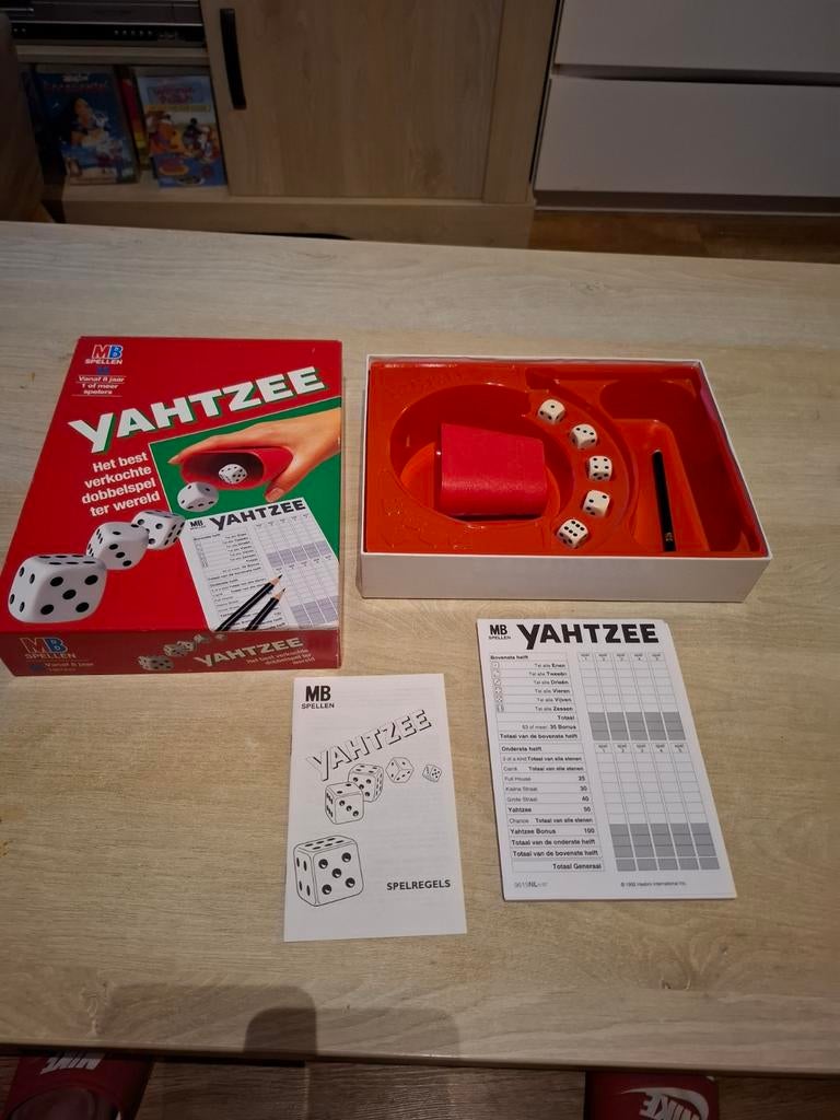 Yahtzee dobbelspel van MB Spellen, Vijf spelers of meer, Consumercare@hasbro.co.uk, Hasbro, Gebruikt