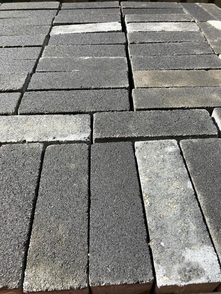 Dikformaat betonsteen antraciet, Tuin en Terras, Tegels en Klinkers, Gebruikt, Klinkers, Beton, Ophalen of Verzenden