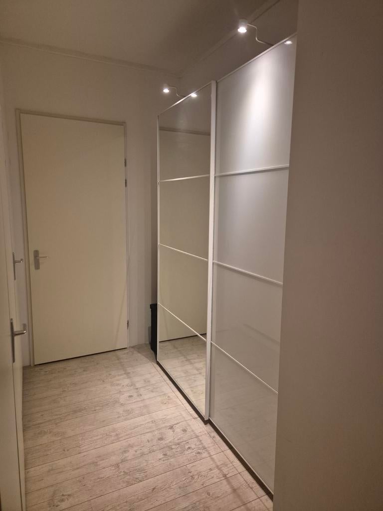 IKEA PAX Kledingkast met spiegel- en witte dschuifdeuren, Huis en Inrichting, Met deur(en), Gebruikt, Modern, functioneel, 150 tot 200 cm