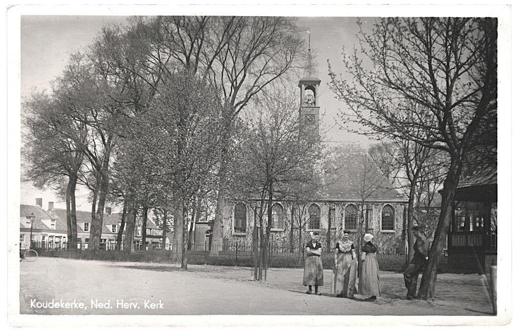 992700 Koudekerke Ned h Kerk Klederdracht onbeschreven
