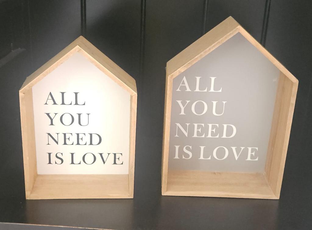 Set van 2 houten huisjes met 'All you need is love' tekst, Huis en Inrichting, Ophalen, Hout, Meerkleurig, Nieuw